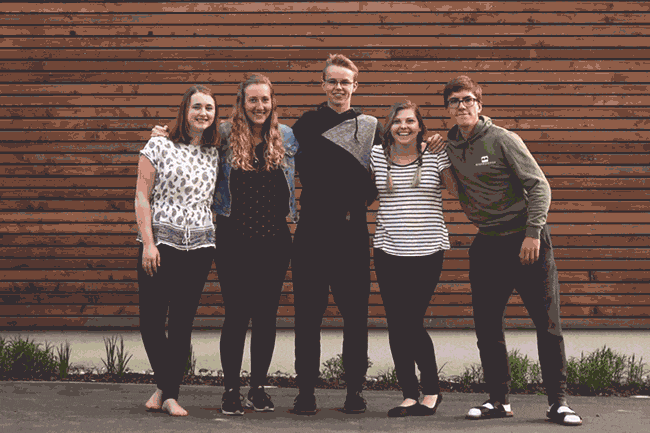 FSJler h&uuml;pfen wild durch die Gegend